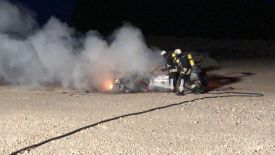 Löschen eines brennenden Fahrzeugs - viel Rauch